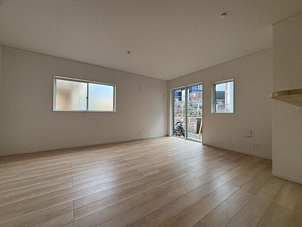 光と風があふれる開放的なリビングダイニングには、自然と家族みんなが集まってきます。