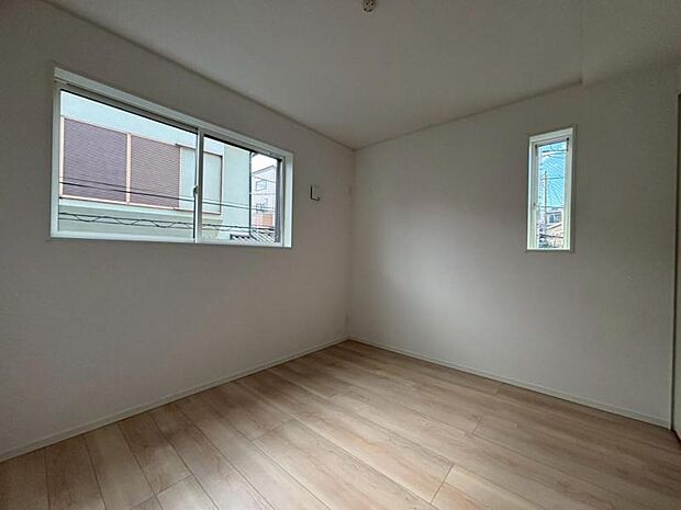 窓からたっぷりと陽光が注がれる、明るく快適なプライベート空間となっています。