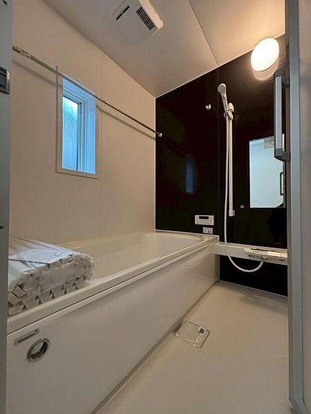 光に照らし出されたバスルーム。広い浴槽にゆっくりと身を沈め深く瞑想をすれば、また新たな活力が膨らんできます。