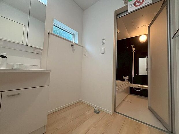 一日の始まりと終わりは洗面化粧台から。清潔感と機能性を備えたパウダールームです。