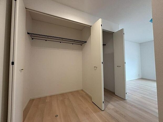 各居室にクローゼットがあり、洋服ダンスなどを置く必要がないのでお部屋を広く使えます。