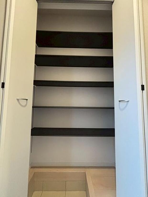 シューズボックスにはご家族みんなの靴をたっぷりの収納できます。