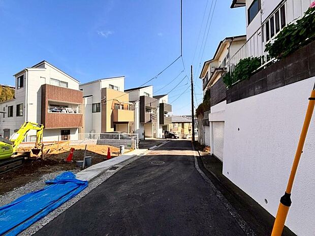 前面道路は約5.1ｍございますので、毎日のお車の出し入れもストレスなく行えます。（2025.10.31撮影）