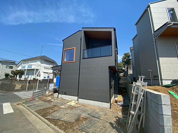 前面道路は約6mございますので、毎日のお車の出し入れもストレスなく行えます。(2026年3月撮影)