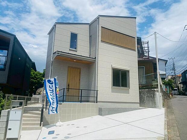 街に溶けこみ美しい景観を生み出すこの邸宅は、採光や風通しまで考え抜いて造りあげました。