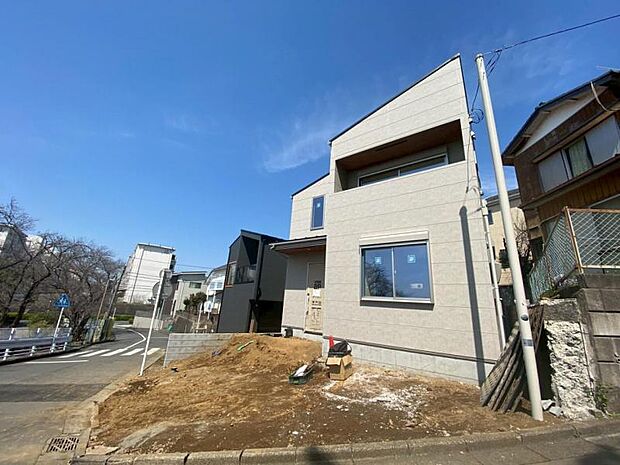 前面道路は約6mございますので、毎日のお車の出し入れもストレスなく行えます。(2026年3月撮影)