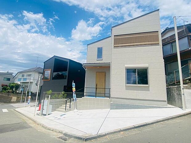 玄関につながる駐車スペースなので、重い荷物の出し入れの負担を最小限に抑えられます。