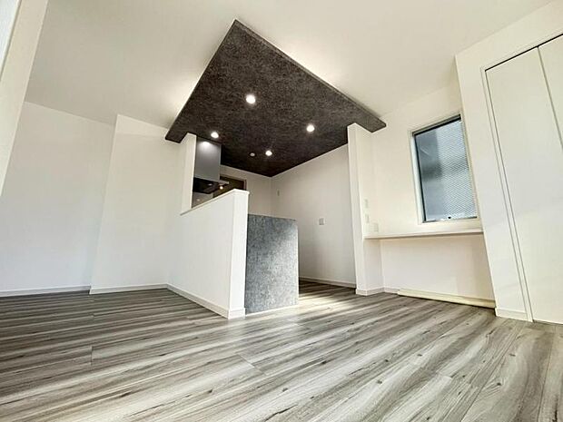 ここにはみんなが集い、食事と楽しい会話が始まる。そんな束の間の幸せを感じさせてくれる場所です。