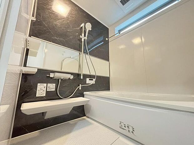 美しいツヤとなめらかな肌ざわり。水や汚れをはじき汚れにくくお掃除ラクラクの浴槽です。シャワーヘッドの位置が変えられるので使い勝手がとても良いです。