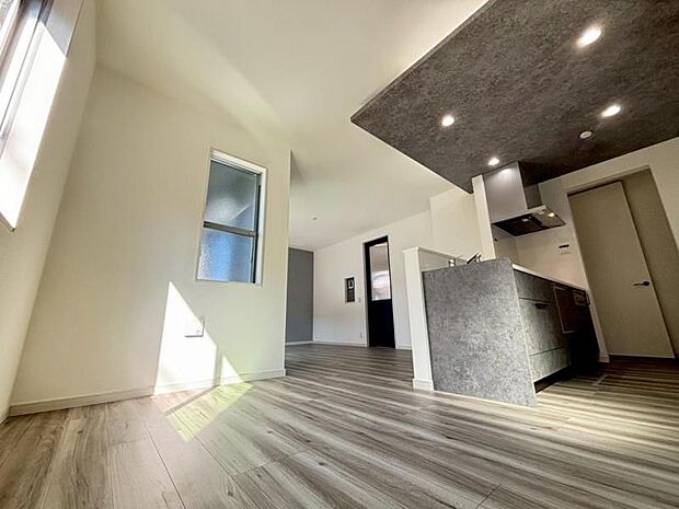 ゆったり18.9帖の広々リビング。明るさと風が入る窓配置が安らげる空間を演出します。