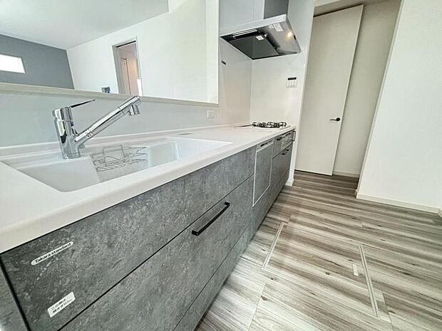 リビング全体が見渡せる対面式システムキッチン。食事の用意をしながら家族との会話も弾み笑顔溢れる空間です。