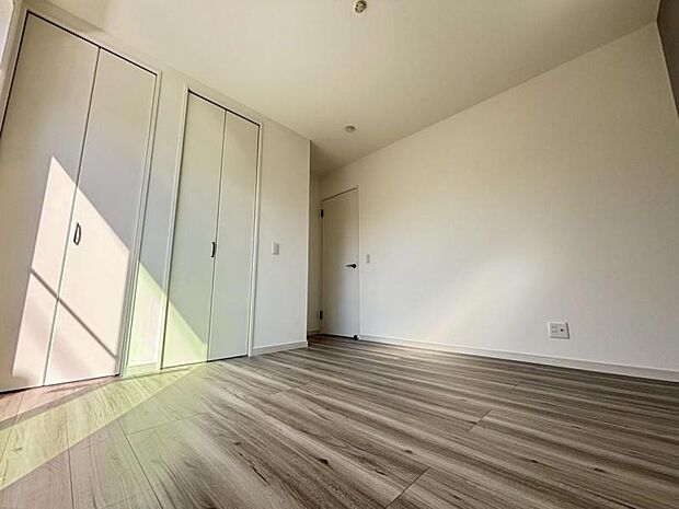 窓からたっぷりと陽光が注がれる明るい空間。時を忘れて過ごす場所として過ごせるお部屋にクローゼットをご用意。