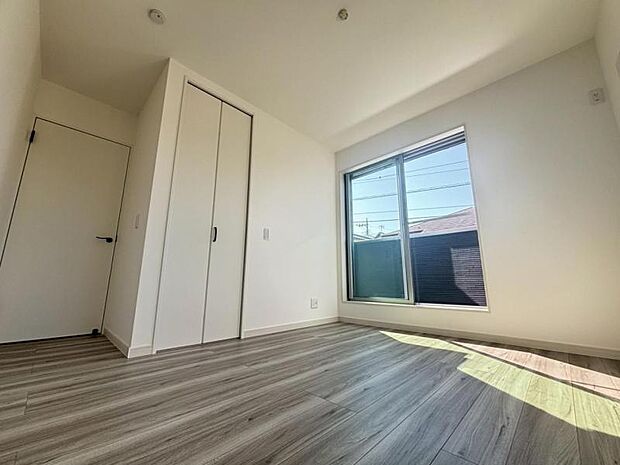 大きな窓からたっぷりと陽光が注がれる明るい空間。リビングで楽しく過ごした後はプライベートな時間を満喫できます。