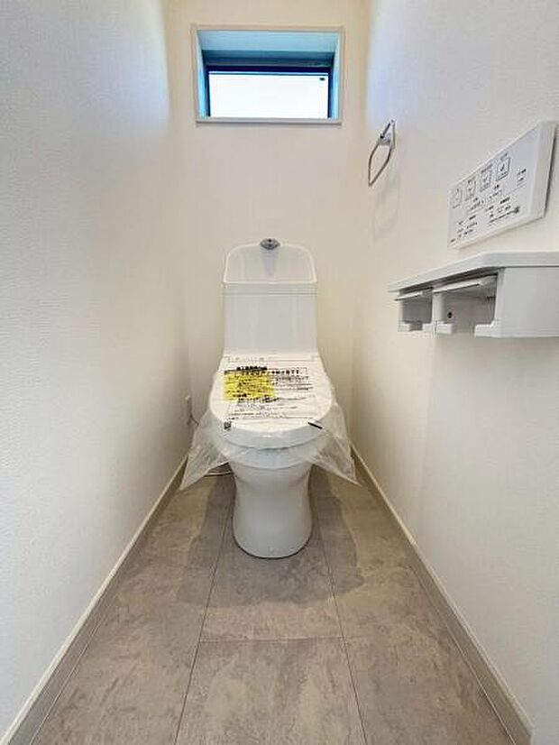 ウォシュレット付きのトイレ。落ち着いた空間で安らぎのひとときをお過ごしいただけます。