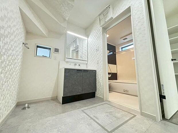 日の始まりと終わりは洗面化粧台から。清潔感と機能性を備えたパウダールームです。