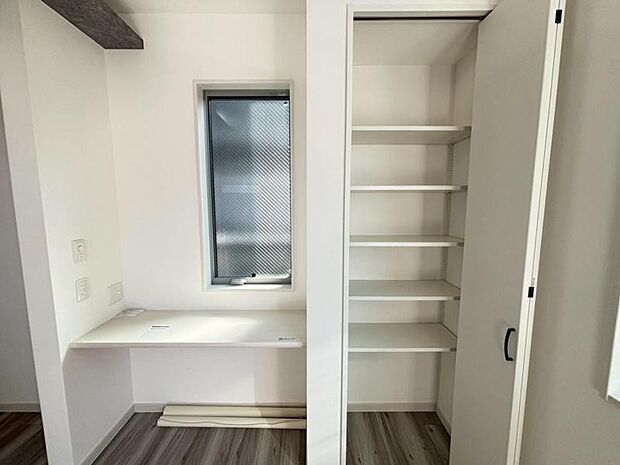 空間を効率的に利用しカウンターと収納スペースを設置。多目的にお使いいただける便利な空間です。