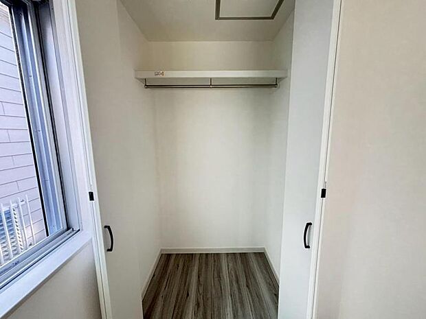 クローゼットには棚やハンガーパイプが付いており、スーツや上着などがスッキリ収納可能です。