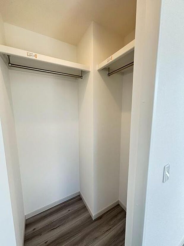 たくさんの洋服をかけることができる収納力と取り出しやすさが魅力のWIC。スーツケース、ストック品など何でも収納できる嬉しい空間です。