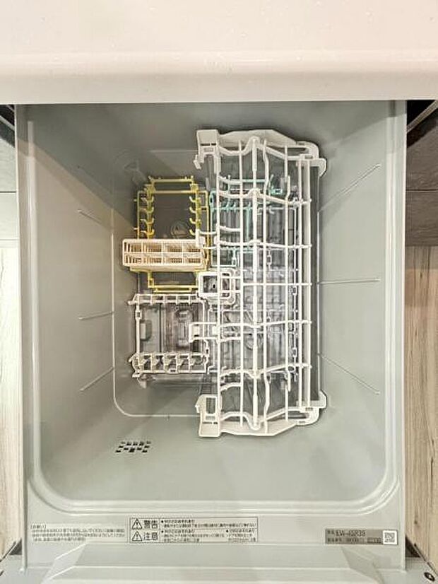 食器洗浄乾燥機を標準装備。作動中は他の家事を並行して進めることができ、家事の時短と負担軽減につながります。高温、高圧水流で洗浄するため、除菌・消臭効果が期待でき、衛生面での安心感が高まります。また、手