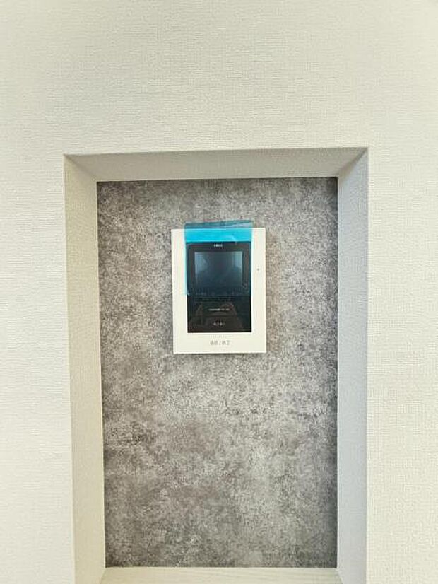 来訪者を鮮明な画像で確認できるTVモニター付インターホン。夜間や天候の悪い日もしっかりとチェック。特に奥様やお子様だけでの在宅が多いご家族は必需品です。録画機能付きなら後からも確認できます。