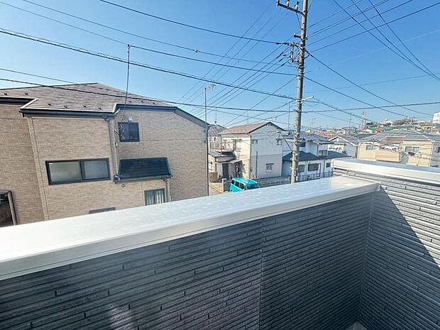 青いキャンパスに描かれた未来。この街に移り住み、この街で過ごす私たちの未来は、きっとこの雲のようにいろいろな形の幸せへと変わり、溢れるほど運んで来てくれることでしょう。