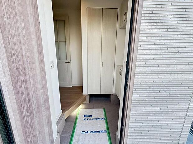 雑多な玄関でなくスッキリ空間としての家の顔にできるよう設計しました。