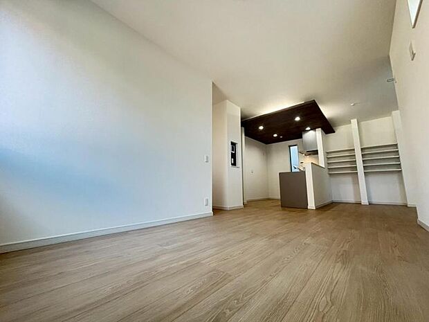 ゆったり19帖の広々リビング。明るさと風が入る窓配置が安らげる空間を演出します。