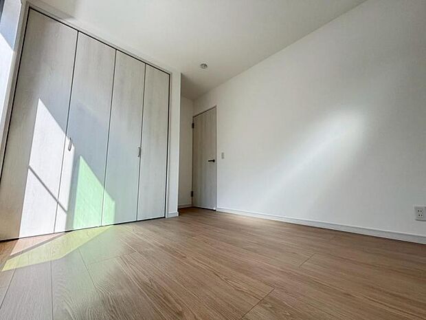 窓からたっぷりと陽光が注がれる明るい空間。時を忘れて過ごす場所として過ごせるお部屋にクローゼットをご用意。