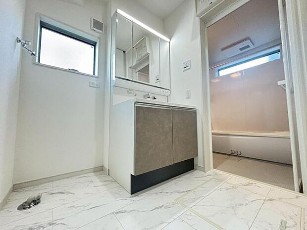 清潔感と機能性を備え、一日の始まりと終わりを心地よく演出してくれるパウダールームです。