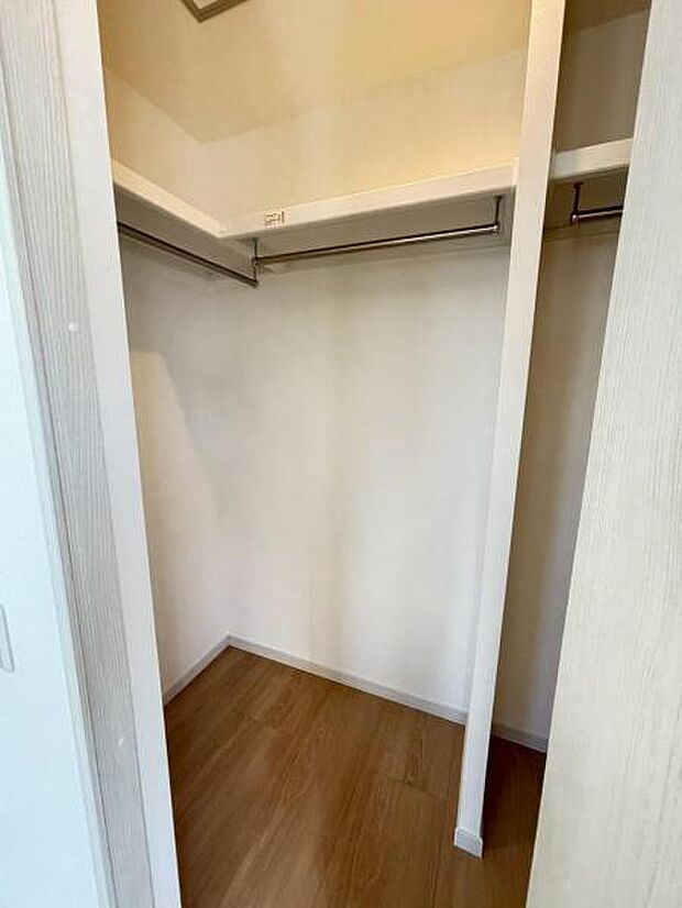 たくさんの洋服をかけることができる収納力と取り出しやすさが魅力のWIC。スーツケース、ストック品など何でも収納できる嬉しい空間です。