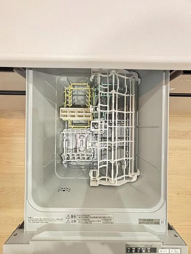 食器洗浄乾燥機を標準装備。作動中は他の家事を並行して進めることができ、家事の時短と負担軽減につながります。高温、高圧水流で洗浄するため、除菌・消臭効果が期待でき、衛生面での安心感が高まります。また、手