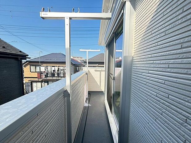 陽の光に照らされるバルコニーを、爽やかな涼風が吹き抜けていきます。