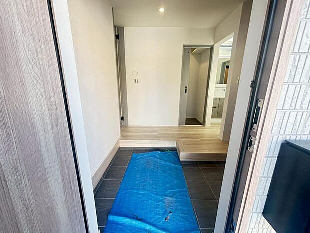 お住まいの顔となる玄関。開放的な吹抜天井で、安らぎに満ちた生活空間を予感させてくれます。