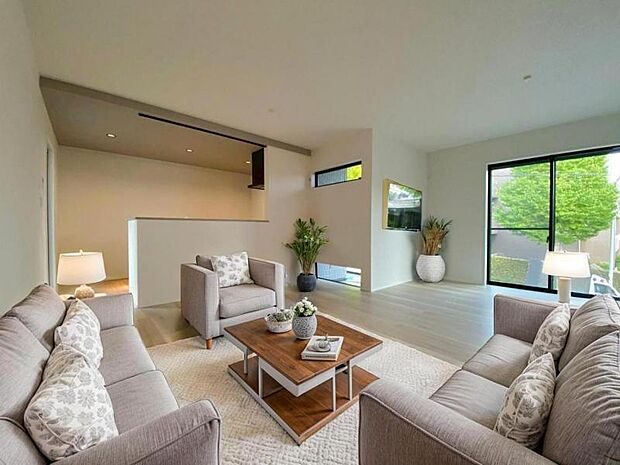 リビング（配置してある家具はCGによるイメージです）ゆったり20.2帖の広々リビング。明るさと風が入る窓配置が安らげる空間を演出します。