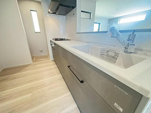 リビング全体が見渡せる対面式システムキッチン。食事の用意をしながら家族との会話も弾み笑顔溢れる空間です。