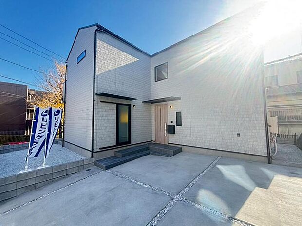 主張し過ぎないシャープなフォルムで佇む邸宅は、完成形の姿を見せてくれます。実際の日当たりや現地の雰囲気もご確認くださいませ。