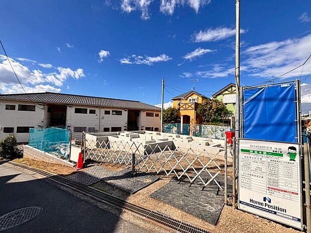 緑園都市駅徒歩12分。完成予定は2026年3月頃になります。（2025.11.3撮影）