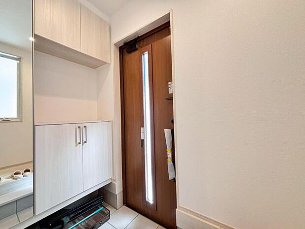 シューズボックスについている鏡は靴を履いた全身を写せるので外出時の最終チェックに最適です。