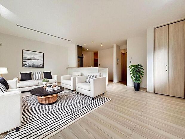 リビング（配置してある家具はCGによるイメージです）ゆったり18帖の広々リビング。明るさと風が入る窓配置が安らげる空間を演出します。