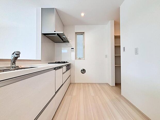 広々としたキッチンスペース。食洗機と浄水器が付き、収納力のあるキッチンは料理が捗ります。