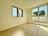 子供部屋：窓からたっぷりと陽光が注がれる、明るく快適なプライベート空間となっています。