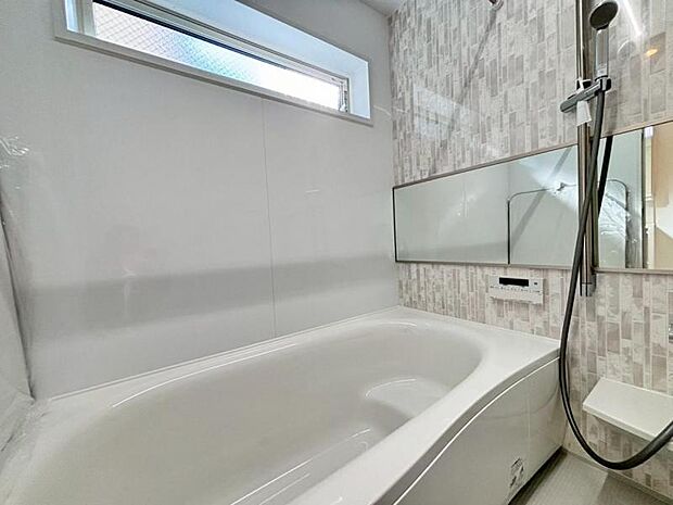 清潔感と和らぎあるカラーで統一し、ゆったりお使い頂ける柔らかな曲線で構成された、半身浴も楽しめるバスタブが心地よさをもたらします。