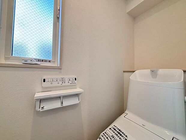 ウォシュレット付きのトイレ。落ち着いた空間で安らぎのひとときをお過ごしいただけます。