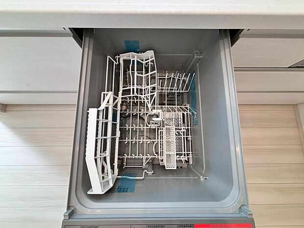 食器洗浄乾燥機　食器の後片付けに便利な食器洗浄乾燥機を標準装備。ビルトインタイプなので見た目もスッキリ、特に共働き世帯のご家族には必須品です。