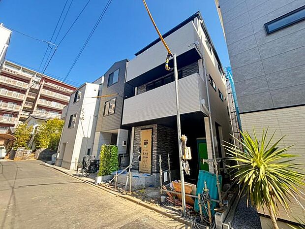 平間駅から徒歩13分の立地。完成予定は2026年4月頃になります。(2026.2.14撮影)