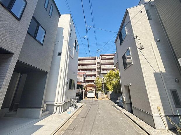 前面道路は約4mございます。毎日のお車の出し入れもストレスなく行えます。(2026.2.14撮影)