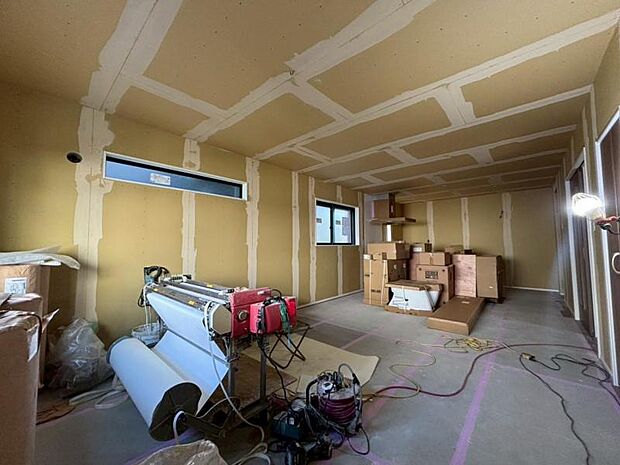 大きなソファを置いてゆったりとご生活頂けるリビング。家族が集まる場所だからこそゆったりとした空間を実現しています。(2025.11.14撮影)