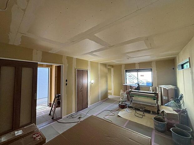 くつろげるリビングは話に夢中になりすぎて、ついつい時間を忘れてしまう。そんな束の間の幸せを感じさせてくれる場所です。(2025.11.14撮影)