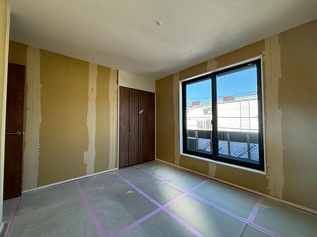 大きな窓からたっぷりと陽光が注がれる明るい空間。一日の疲れをいやしてくれる主寝室。時を忘れて過ごす場所として過ごせるお部屋です。(2025.11.14撮影)