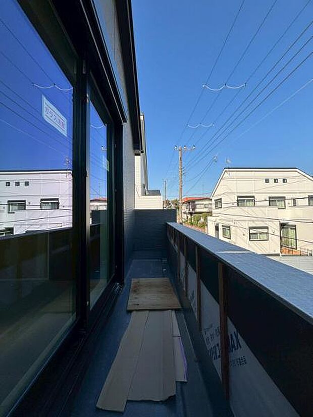 風の通り道。舞い込んでくる風が優しく躍り、室内に爽やかな空気を運んでくる。そこに季節の息吹を感じて、いまがどんな季節なのかを実感する。(2025.11.14撮影)